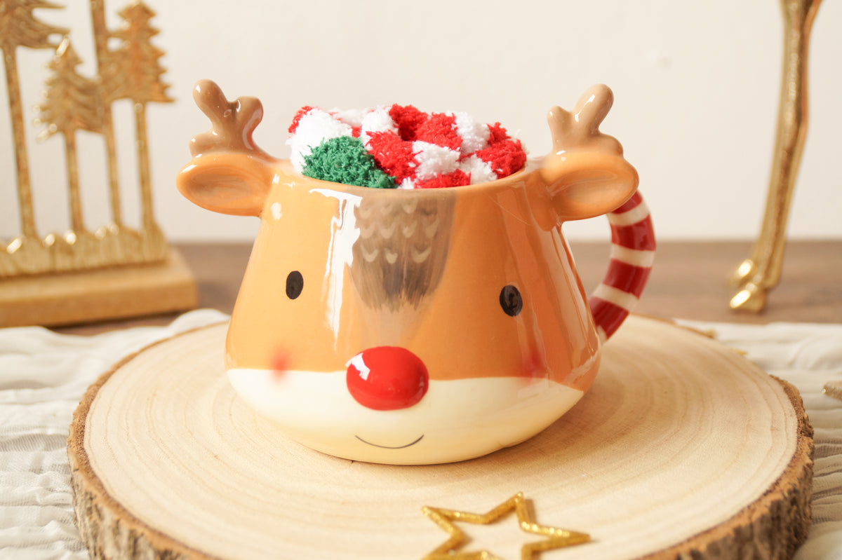 Weihnachtstasse Rentier braun mit Kuschelsocken – Geschenkset