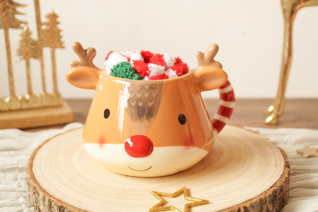 Weihnachtstasse Rentier braun mit Kuschelsocken – Geschenkset