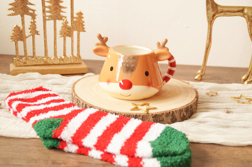Weihnachtstasse Rentier braun mit Kuschelsocken – Geschenkset