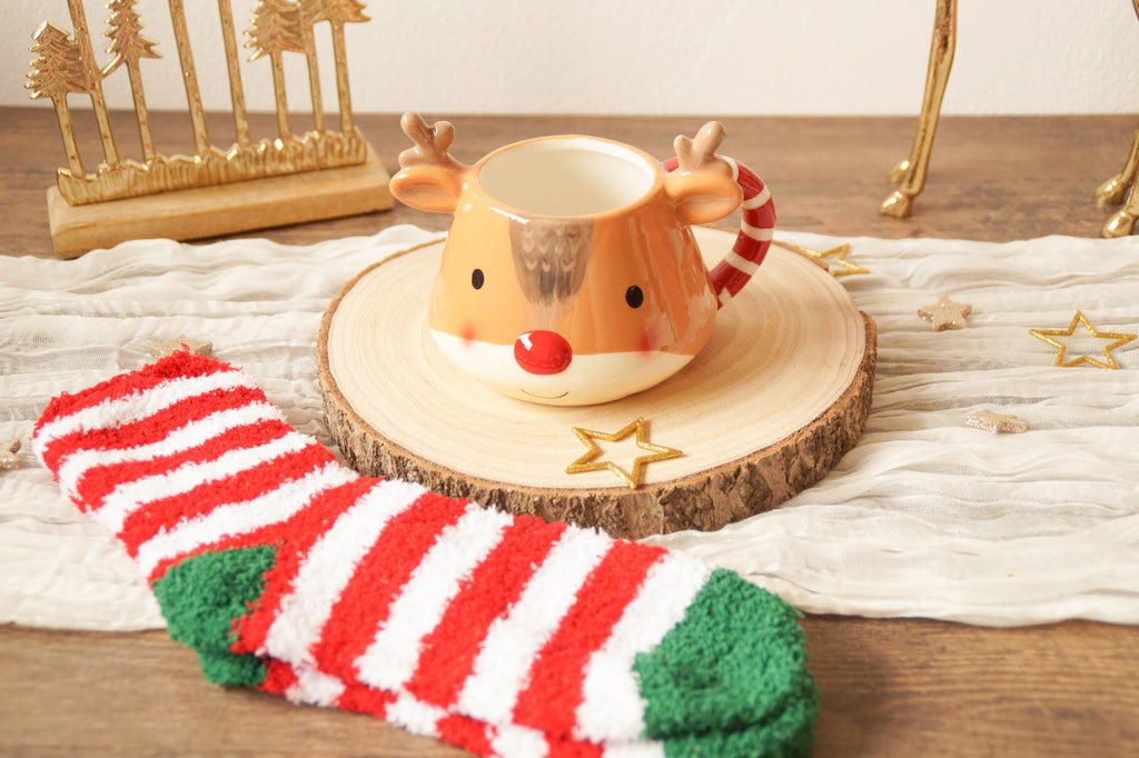 Weihnachtstasse Rentier braun mit Kuschelsocken – Geschenkset