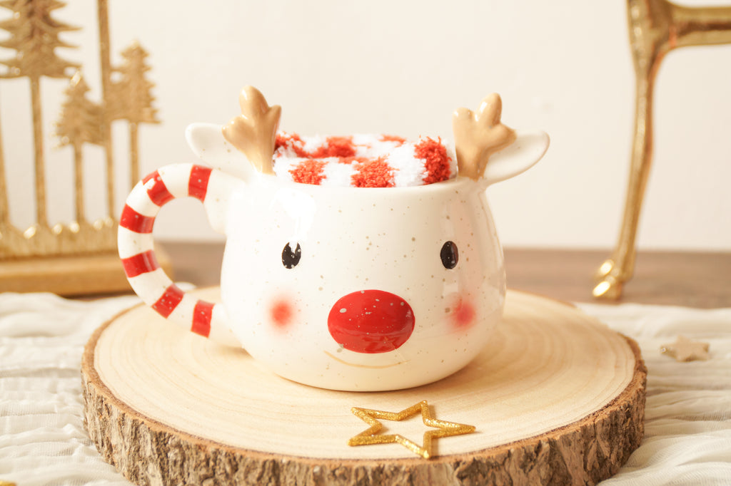 Weihnachtstasse Rentier weiß mit Kuschelsocken – Geschenkset