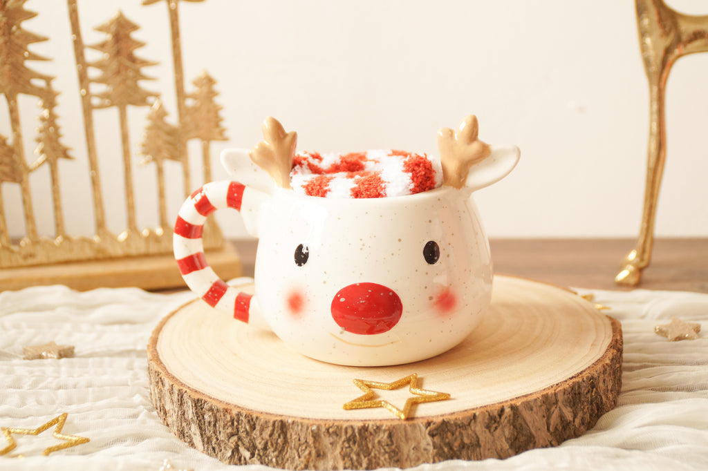 Weihnachtstasse Rentier weiß mit Kuschelsocken – Geschenkset