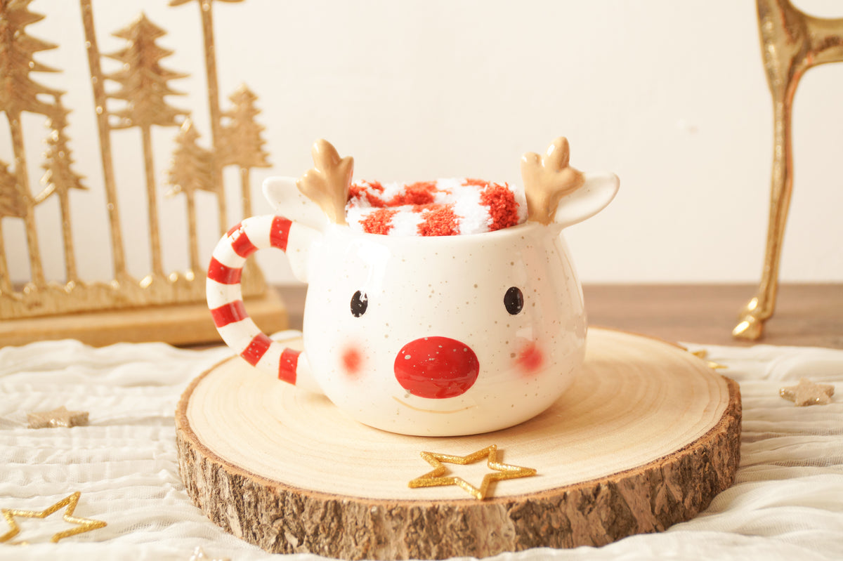 Weihnachtstasse Rentier weiß mit Kuschelsocken – Geschenkset