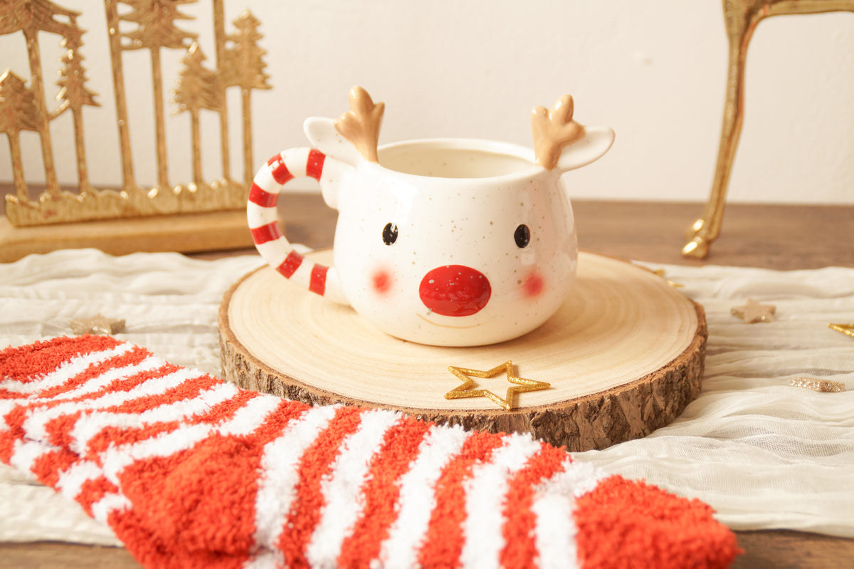 Weihnachtstasse Rentier weiß mit Kuschelsocken – Geschenkset