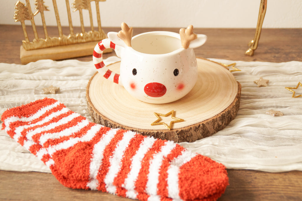 Weihnachtstasse Rentier weiß mit Kuschelsocken – Geschenkset