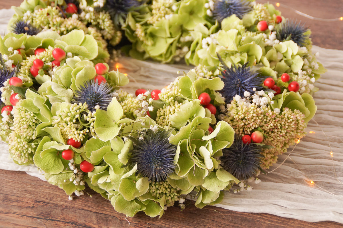 Herbstkranz mit Hortensien und Disteln