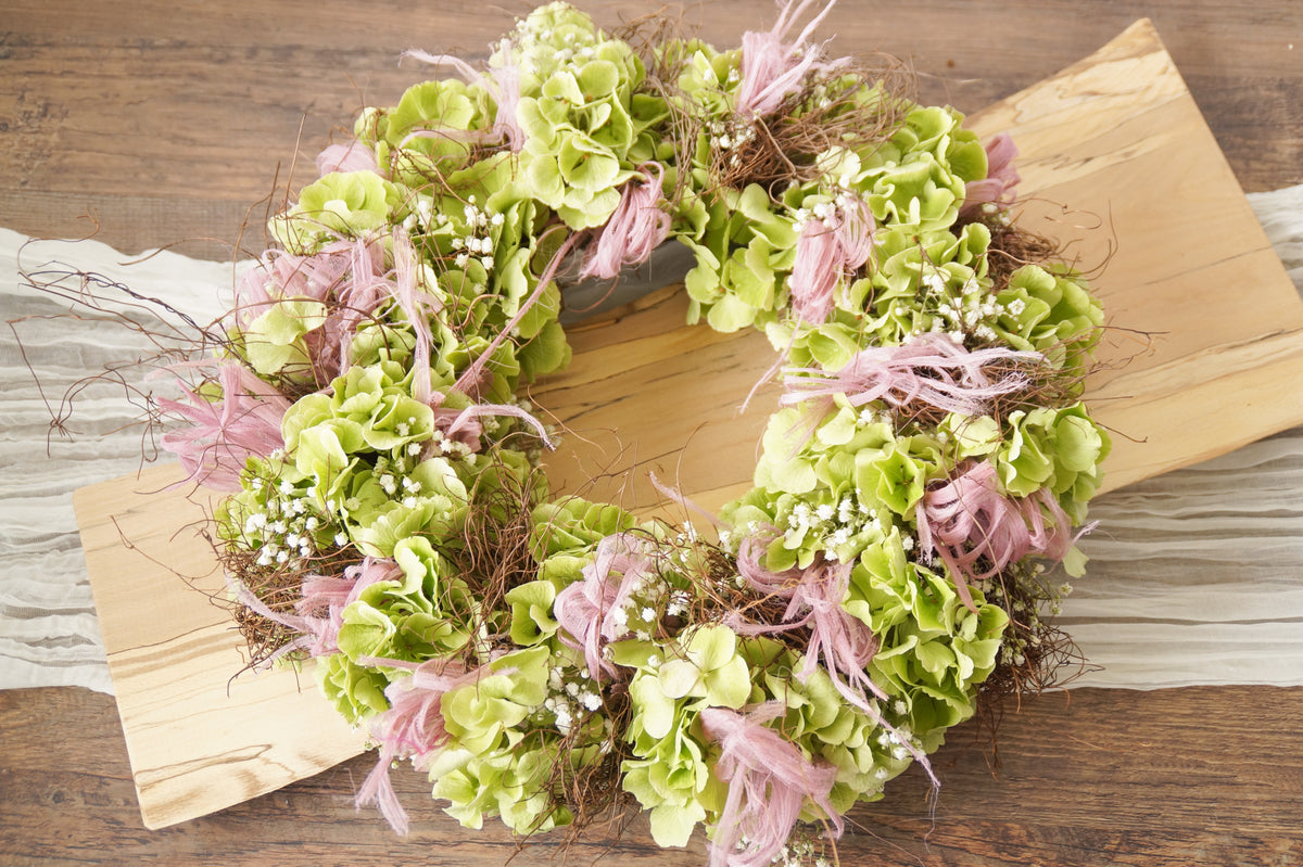 Herbstkranz mit Hortensien und rosa Akzenten
