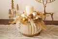 Weihnachtliches Gesteck auf Papiersockel – Creme & Gold