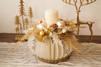 Weihnachtliches Gesteck auf Papiersockel – Creme & Gold