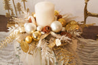 Weihnachtliches Gesteck auf Papiersockel – Creme & Gold