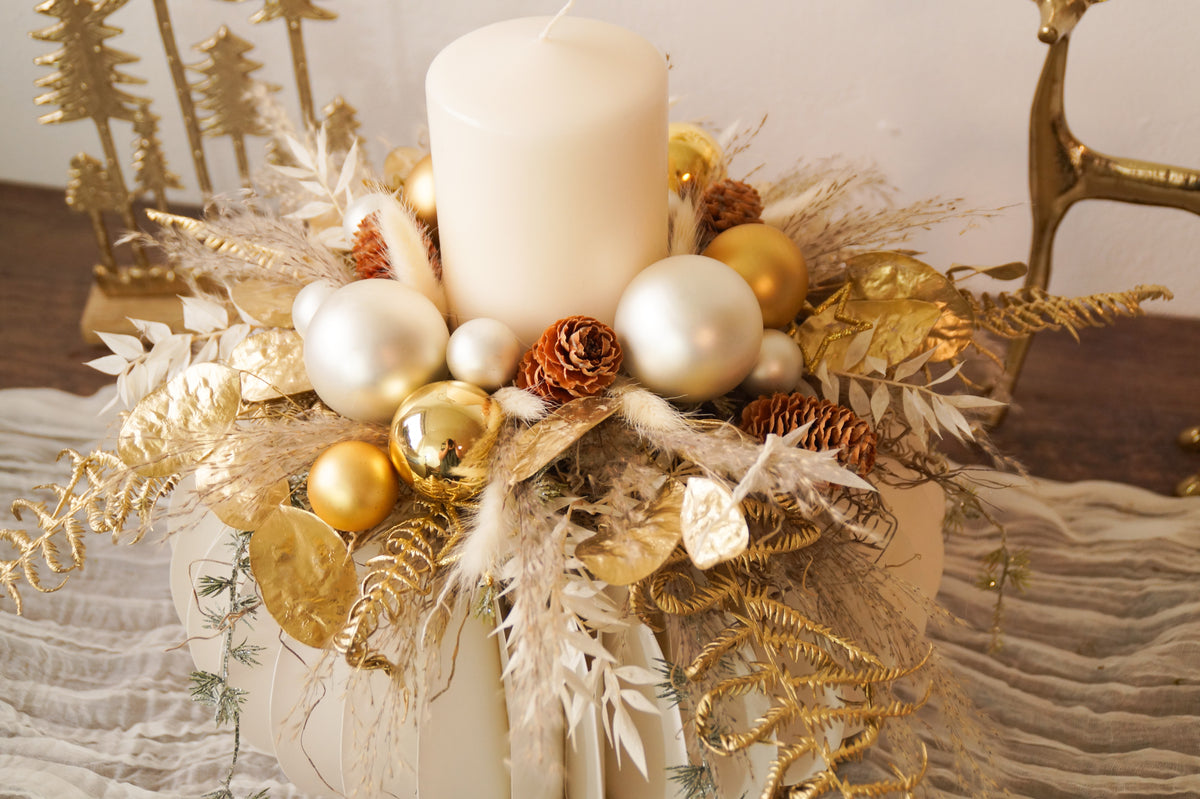 Weihnachtliches Gesteck auf Papiersockel – Creme & Gold