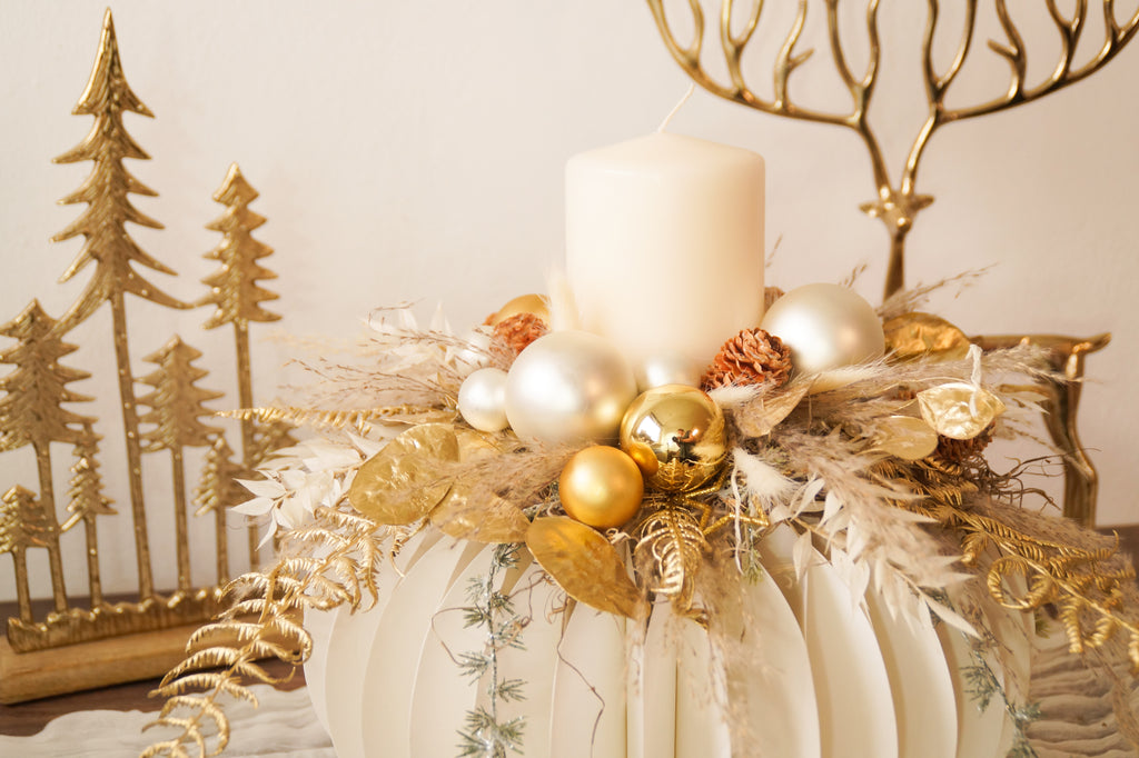 Weihnachtliches Gesteck auf Papiersockel – Creme & Gold