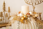 Weihnachtliches Gesteck auf Papiersockel – Creme & Gold