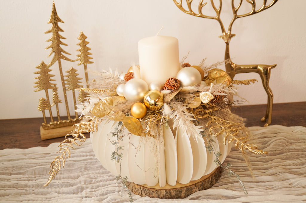 Weihnachtliches Gesteck auf Papiersockel – Creme & Gold