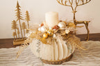 Weihnachtliches Gesteck auf Papiersockel – Creme & Gold