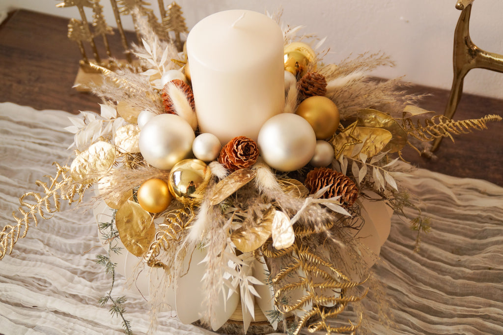 Weihnachtliches Gesteck auf Papiersockel – Creme & Gold