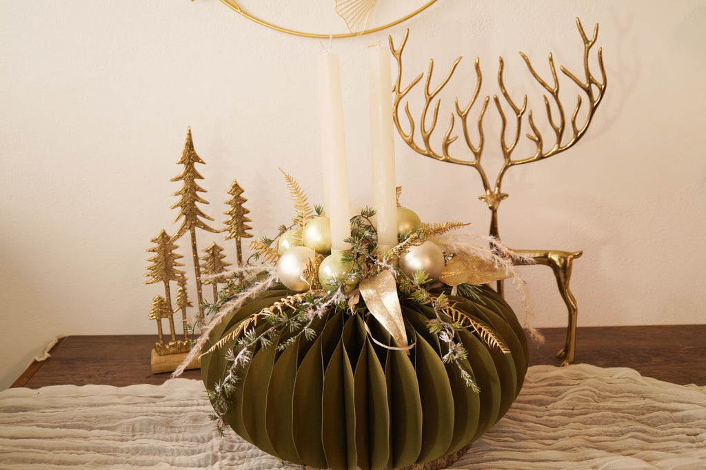 Weihnachtliches Gesteck auf Papiersockel – Grün & Gold