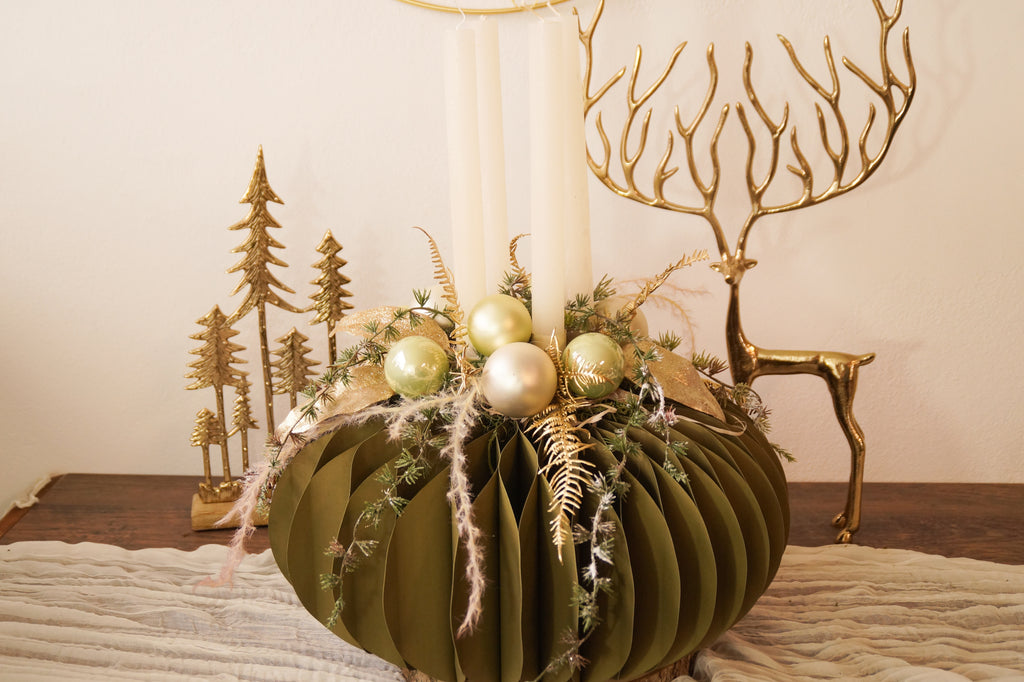 Weihnachtliches Gesteck auf Papiersockel – Grün & Gold