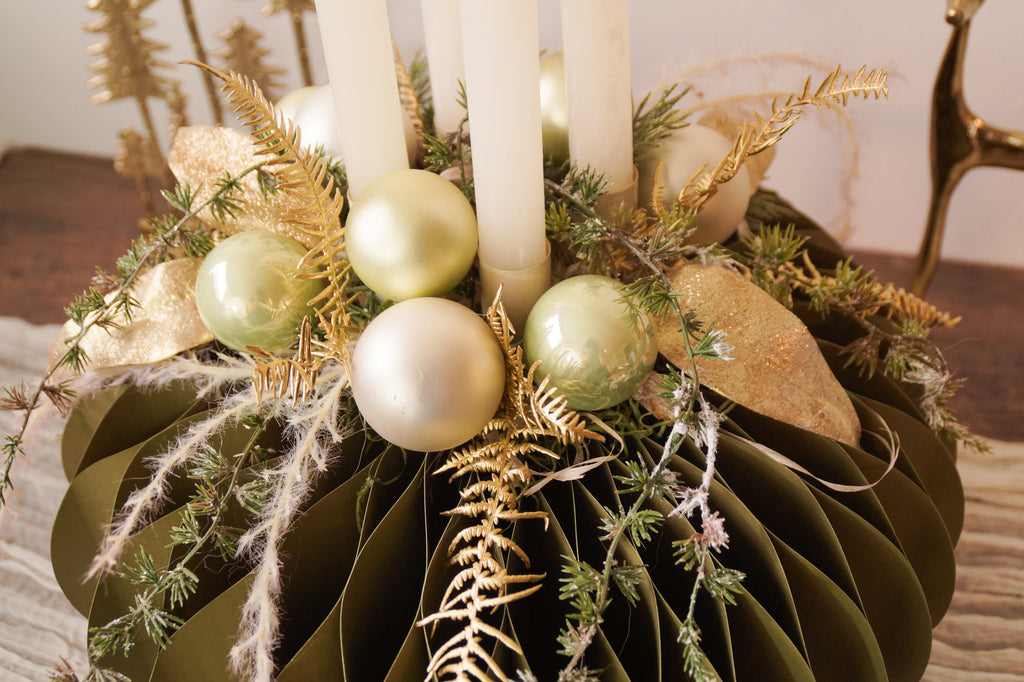 Weihnachtliches Gesteck auf Papiersockel – Grün & Gold