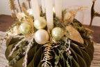 Weihnachtliches Gesteck auf Papiersockel – Grün & Gold