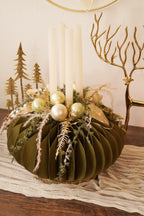 Weihnachtliches Gesteck auf Papiersockel – Grün & Gold