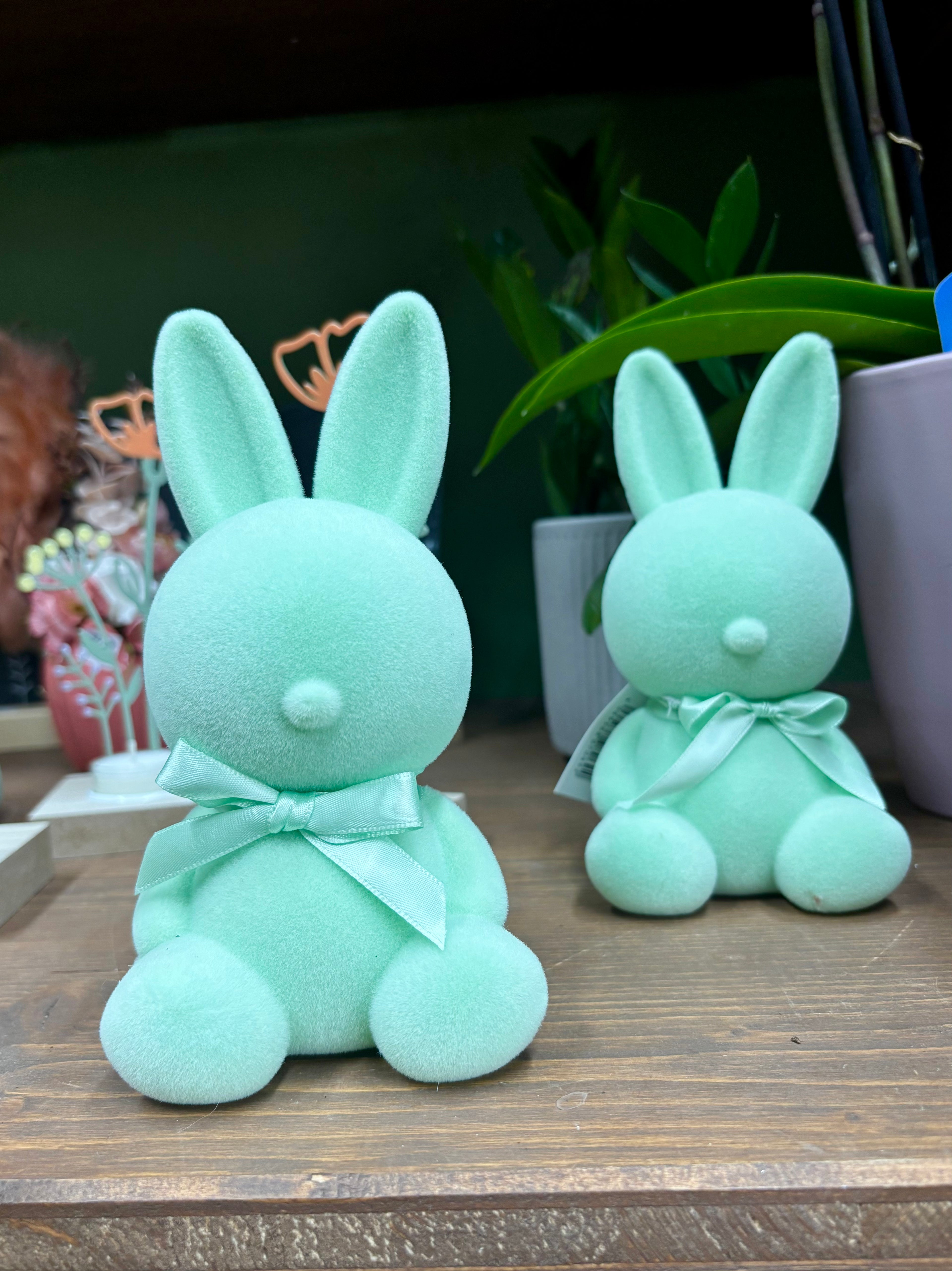 Hase sitzend mit Schleife in Salbei