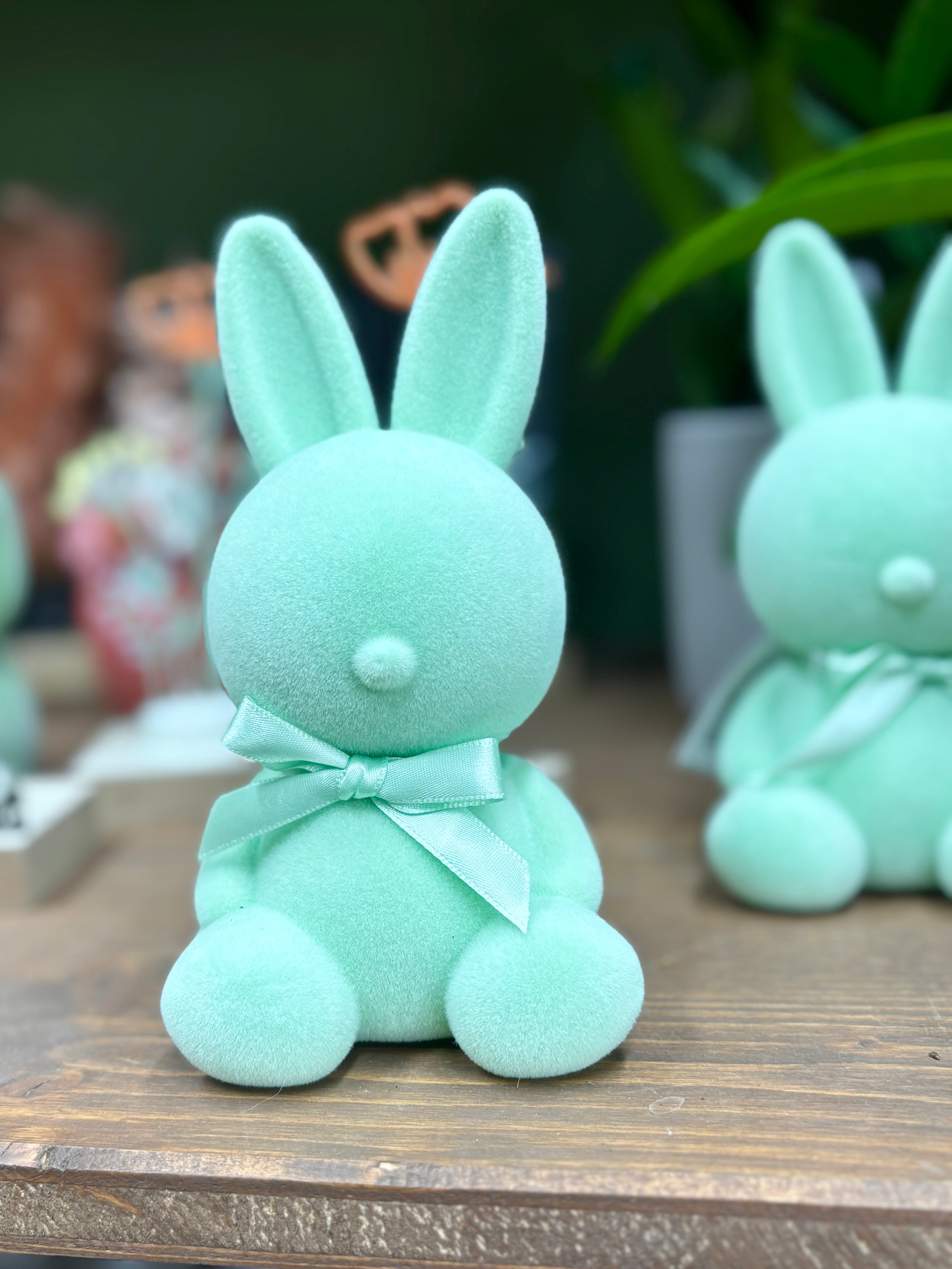 Hase sitzend mit Schleife in Salbei