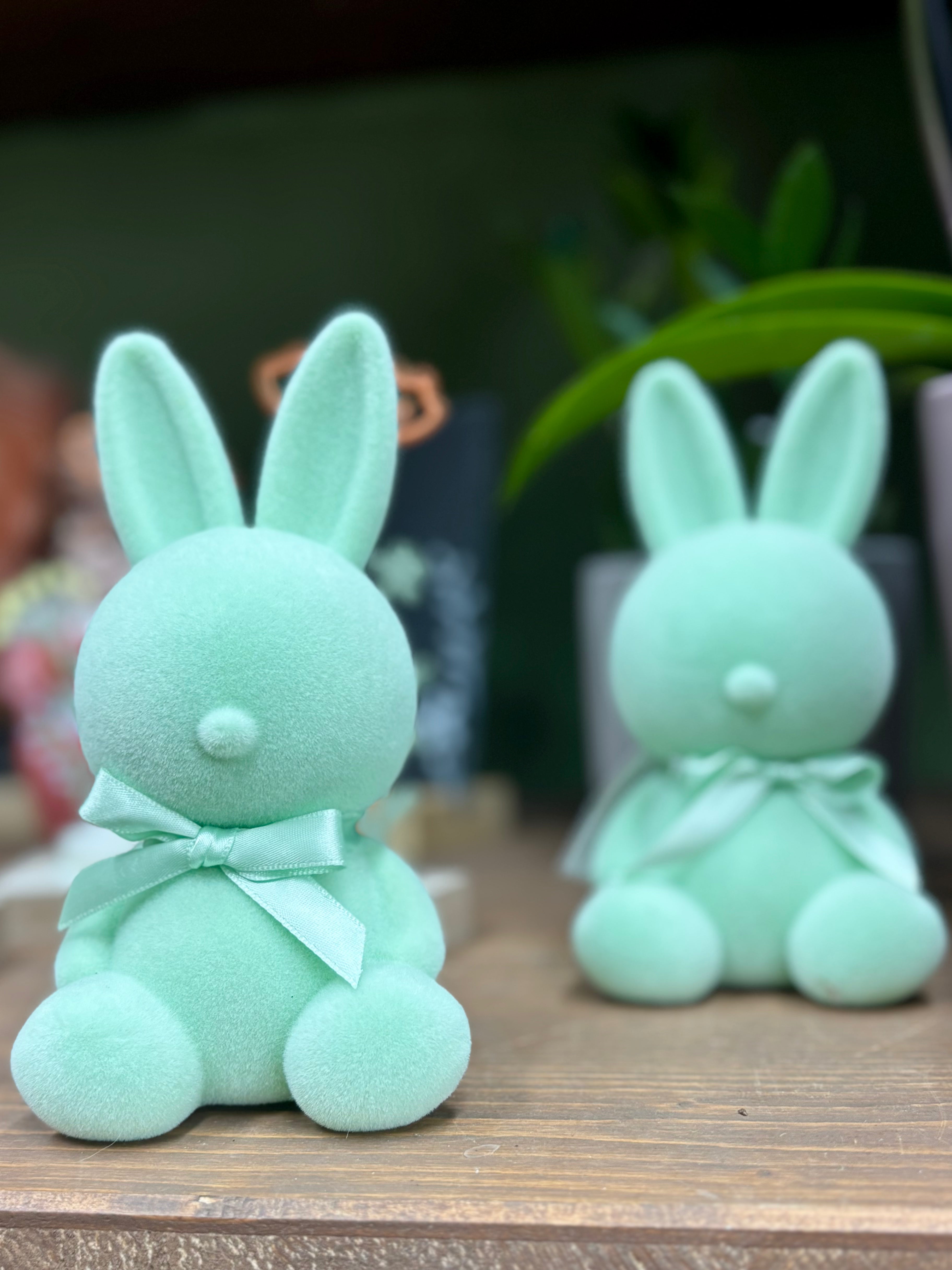 Hase sitzend mit Schleife in Salbei