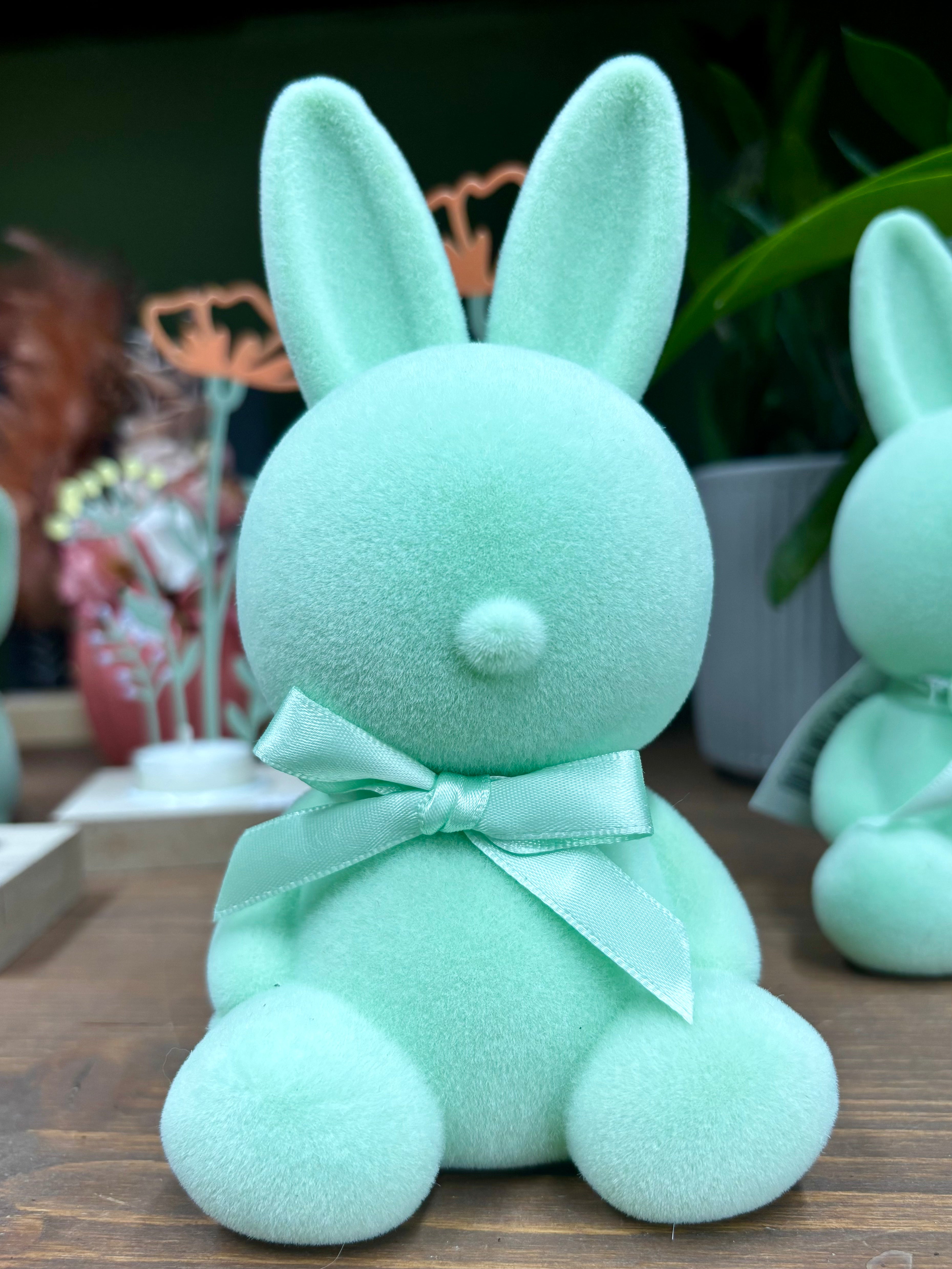 Hase sitzend mit Schleife in Salbei