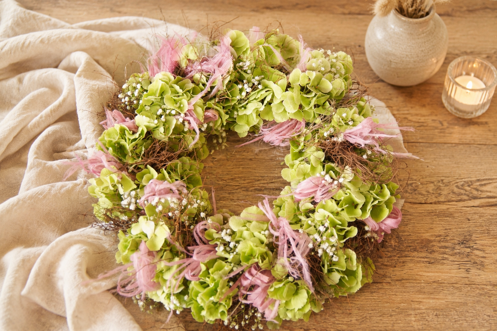 Herbstkranz mit Hortensien und rosa Akzenten